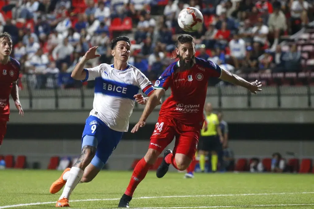 Ezequiel Parnisari lucha un balón con su compatriota Fernando Zampedri. (Sebastian Cisternas/Photosport).
