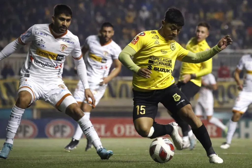 Martín Carreño es un jugador que puede cumplir los minutos Sub 21. En la foto, ante Cobreloa. (Andrés Piña/Photosport).
