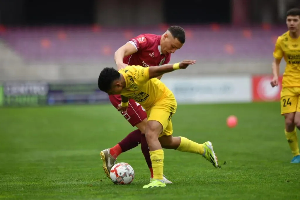 Martín Carreño en acción ante Deportes La Serena. (Alejandro Pizarro Ubilla/Photosport).