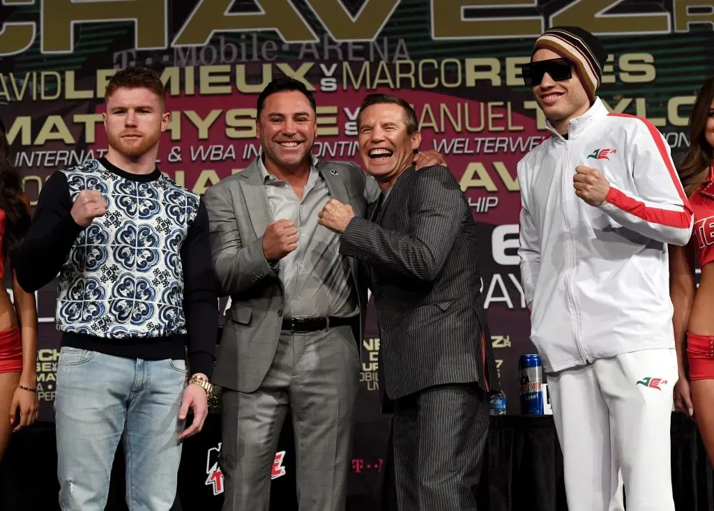 Saúl Álvarez junto a Julio César Chávez compartiendo en la previa del combate animado por ‘Canelo’ y Julio Cesar Chavez Jr en 2017. (Foto: Ethan Miller/Getty Images)