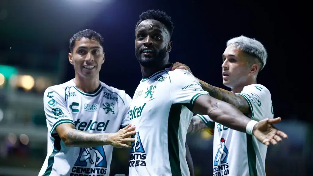 Diego Hernández (Izquierda) jugó este último semestre en el León de México, aquí celebrando junto a John Mendoza (Centro) y Luciano Cabral (Derecha).