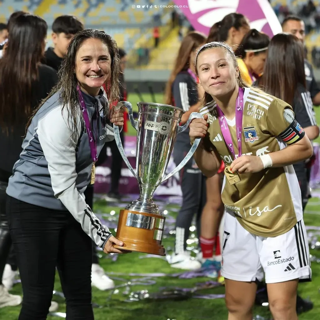 Yanara Aedo con la DT Tatiele Silveira celebrando el triunfo del Campeonato Femenino de Primera División – Instagram Colo Colo Femenino.