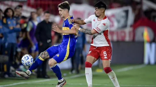 Williams Alarcón tienta a Boca Juniors y ya lo comparan con Arturo Vidal. Foto: Getty Images