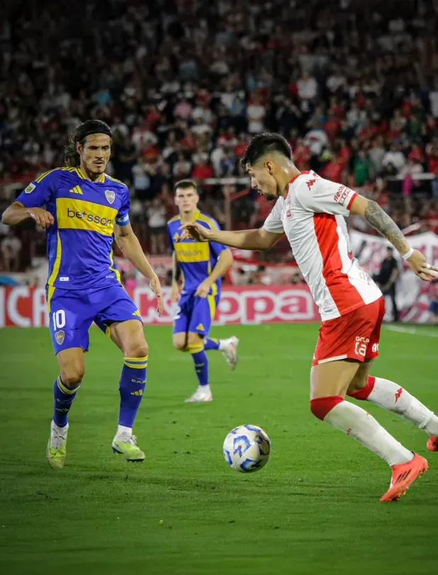 Williams Alarcón ante Edinson Cavani y Boca Juniors. (Foto: Instagram).