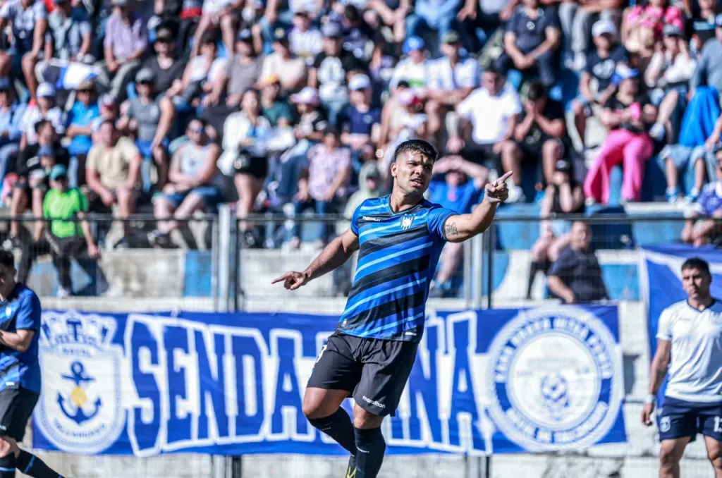 Lionel Altamirano celebró así el 1-0 de Huachipato sobre Naval. (Foto: Huachipato).
