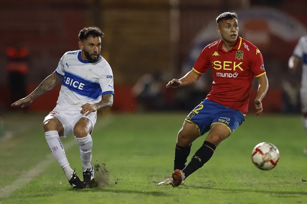 Bastián Yáñez ante Eugenio Mena en un clásico entre Unión Española y la UC. (Pepe Alvújar/Photosport).