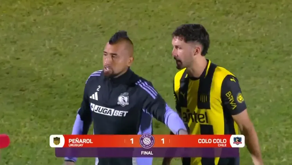 Arturo Vidal terminó muy molesto en el cuadro albo, que se negó a disputar los penales. (Captura Disney+).