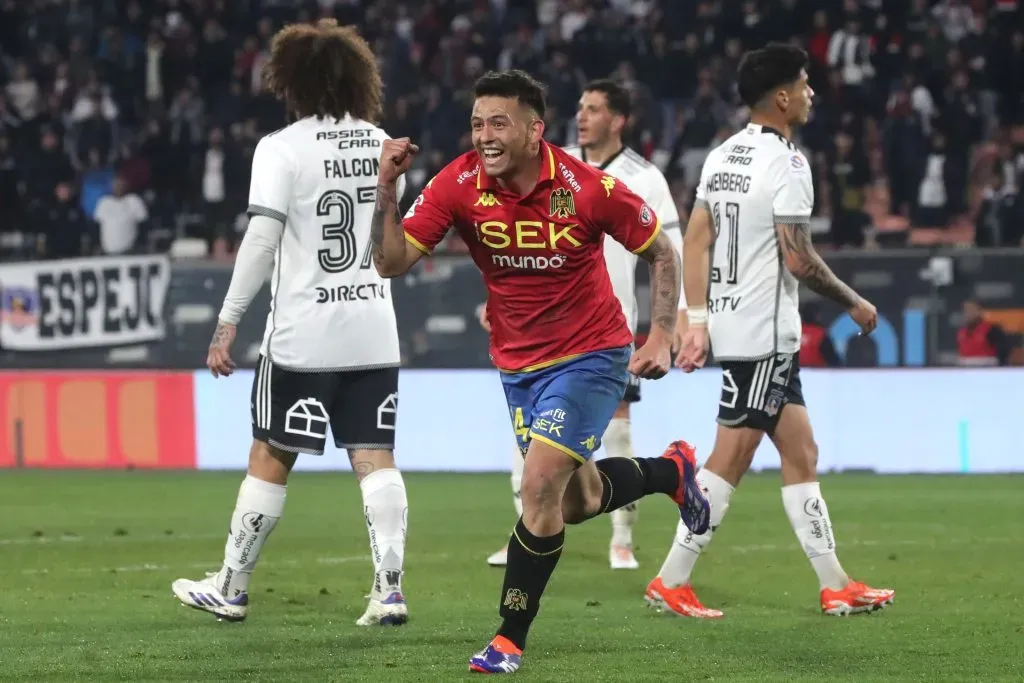 Fernando Ovelar celebra ante el Cacique. (Jonnathan Oyarzun/Photosport).