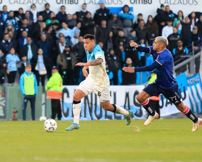 Adrián Balboa en Unión Santa Fe ante Racing Club, que pronto será su nuevo equipo. En la imagen presiona a Nazareno Colombo. (Santiago Gómez Roca | Imago).