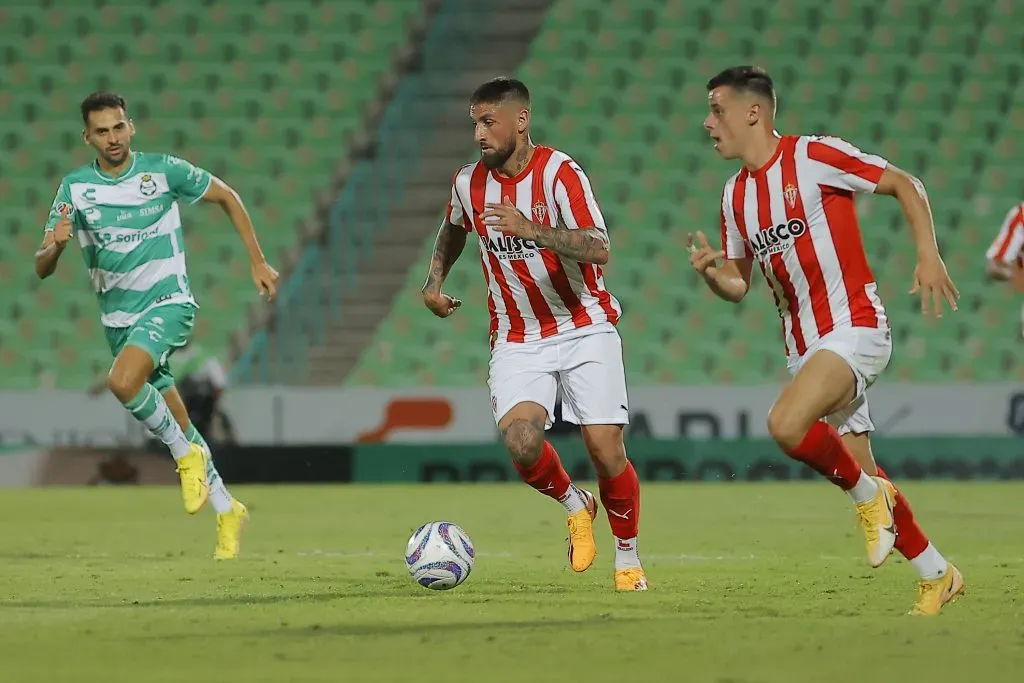 Ignacio Jeraldino por Sporting Gijón en un amistoso ante Santos Laguna, otro de sus ex clubes. (Manuel Guadarrama/Getty Images).