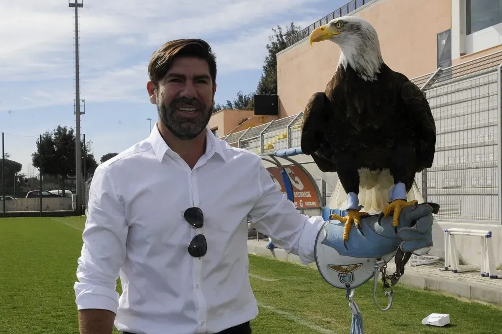 Marcelo Salas con el águila de la Lazio, mascota del equipo