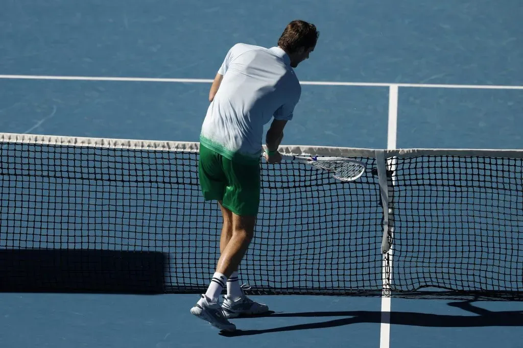 Daniil Medvedev rompe una cámara de televisión instalada en la red con su raqueta (Getty Images).