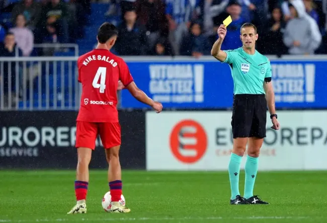 El árbitro Javier Alberola Rojas muestra una tarjeta amarilla a Kike Salas durante un partido de LaLiga el 20 de septiembre de 2024 (Getty Images).