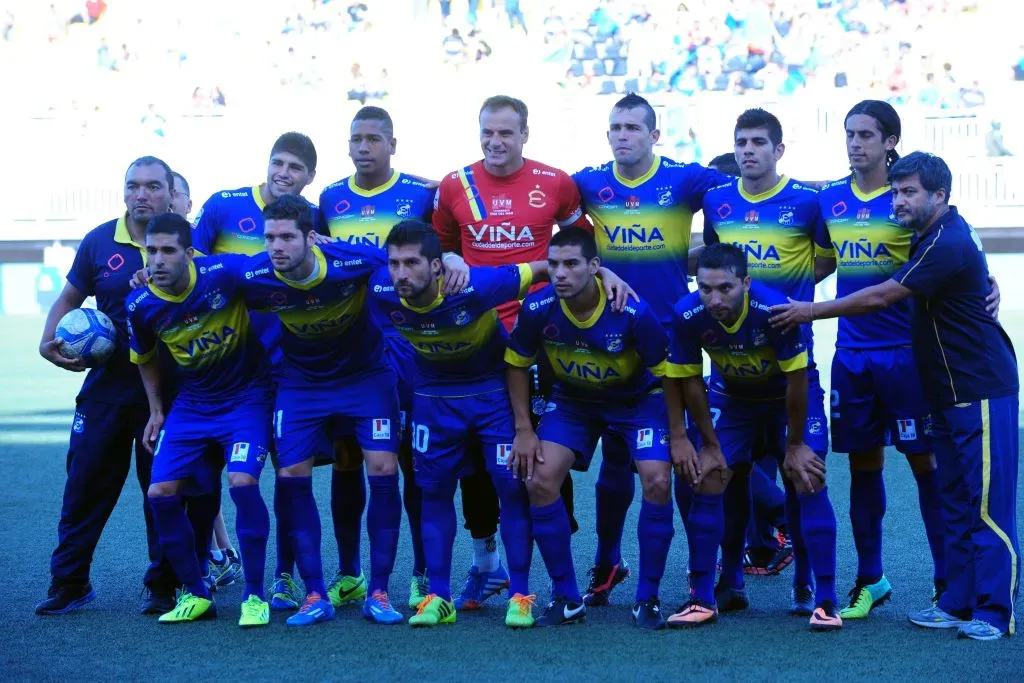 Leandro Díaz está entre Matías Donoso y Marcos Velázquez en la oncena que enfrentó a Colo Colo ese día. (Claudio Santana/Photosport).