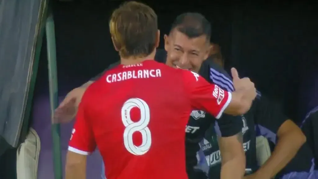 Leonardo Gil se reencontró con sus viejos compañeros en Colo Colo. Foto: Disney+.