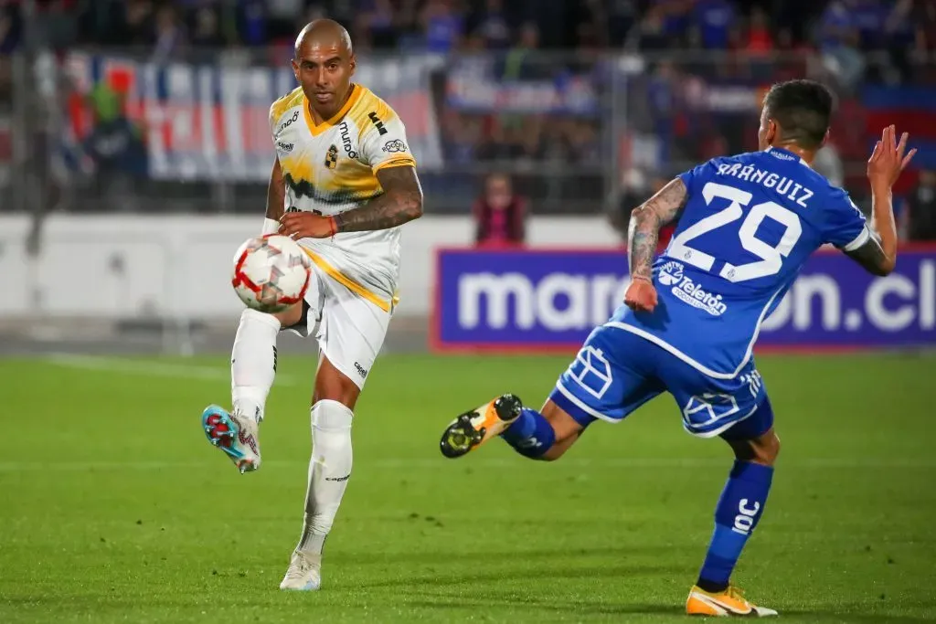 Dylan Glaby en acción ante U de Chile. (Jonnathan Oyarzun/Photosport).