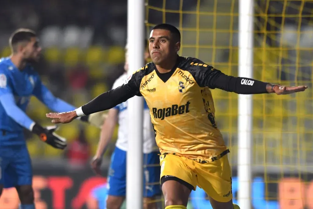 Dylan Glaby le anotó a Universidad Católica. (Alejandro Pizarro Ubilla/Photosport).