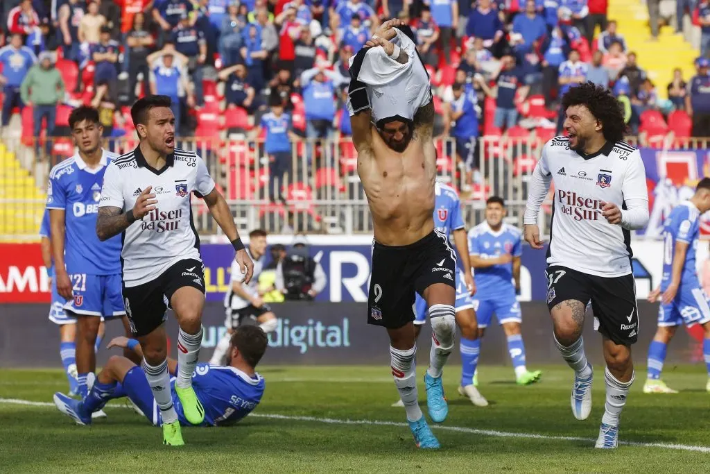 Zaldivia, Lucero y Falcón celebran ante la “U”, cuando eran queridos por los hinchas de Colo Colo. La imagen se ha hecho viral entre los albos (Photosport)