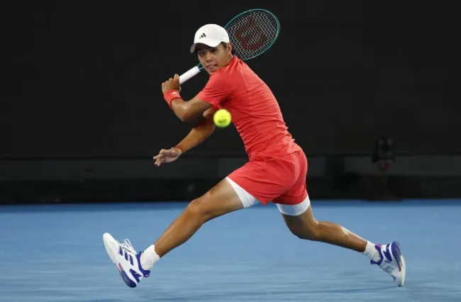 Learner Tien juega un revés en un partido contra Daniil Medvedev (Getty Omages).
