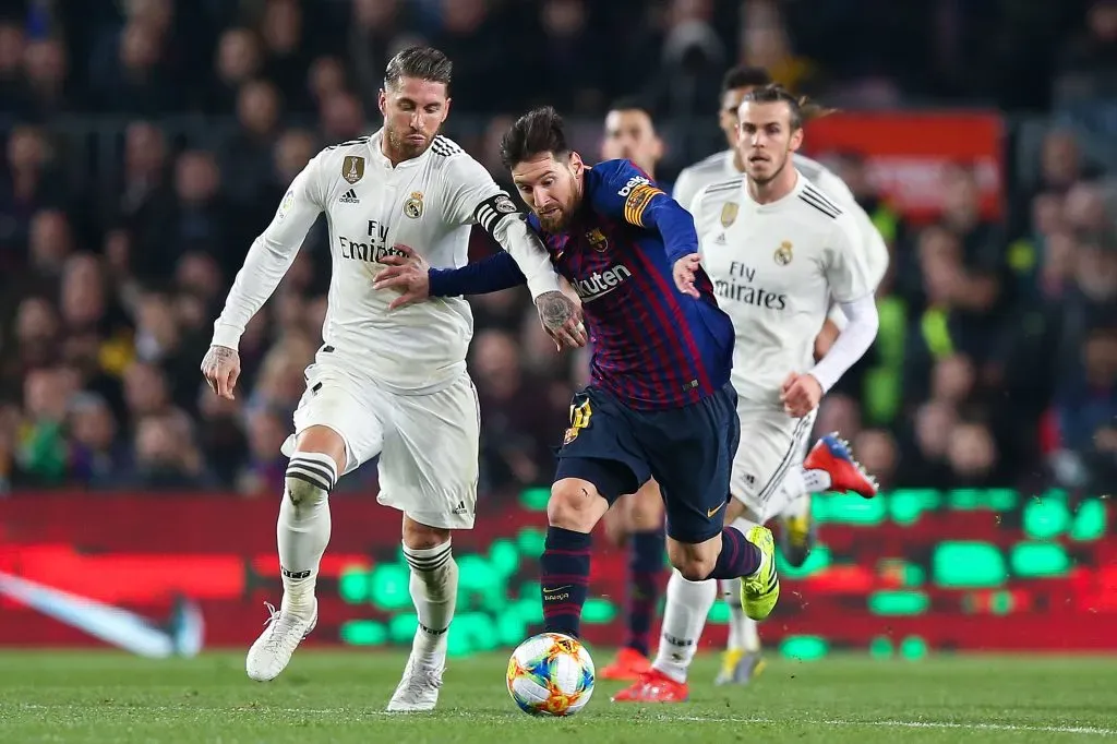 Ramos junto a Messi, en un clásico español