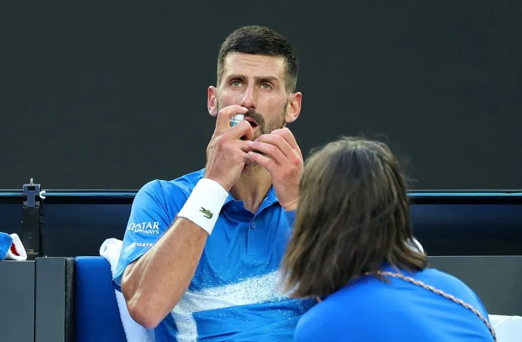 Novak Djokovic recibe atención médica en el Australian Open 2025 (Getty Images).
