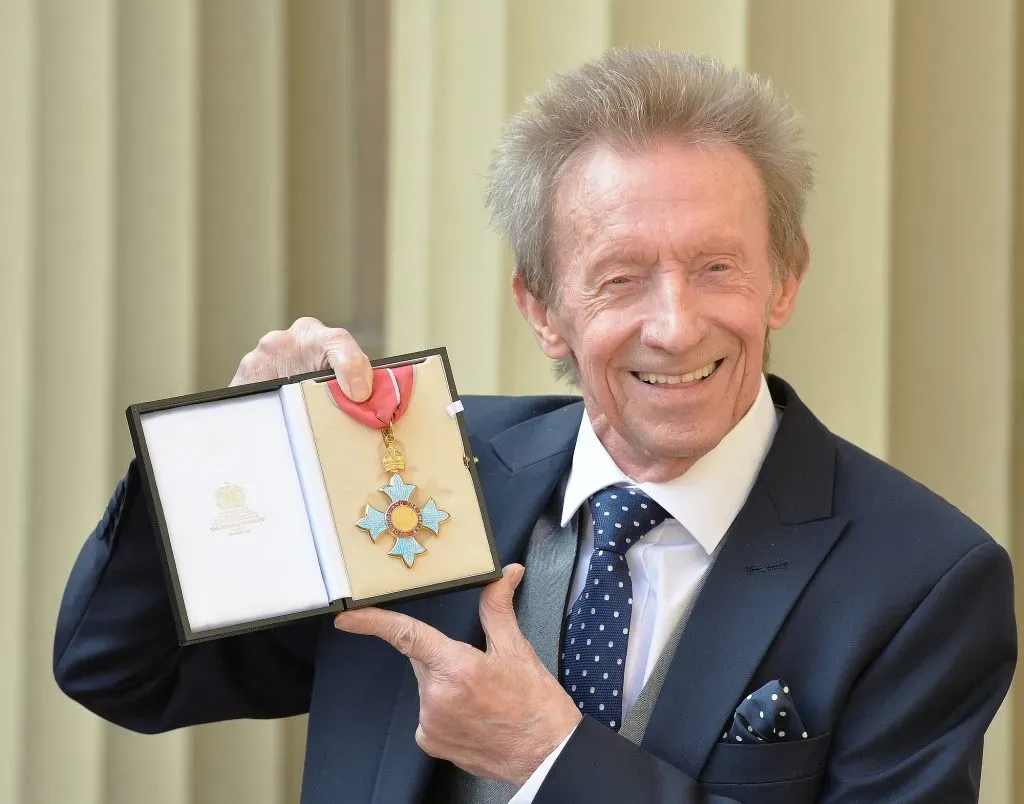 Denis Law posa con su título de Comendador de la Orden del Imperio Británico (CBE) en 2016 (Getty Images).