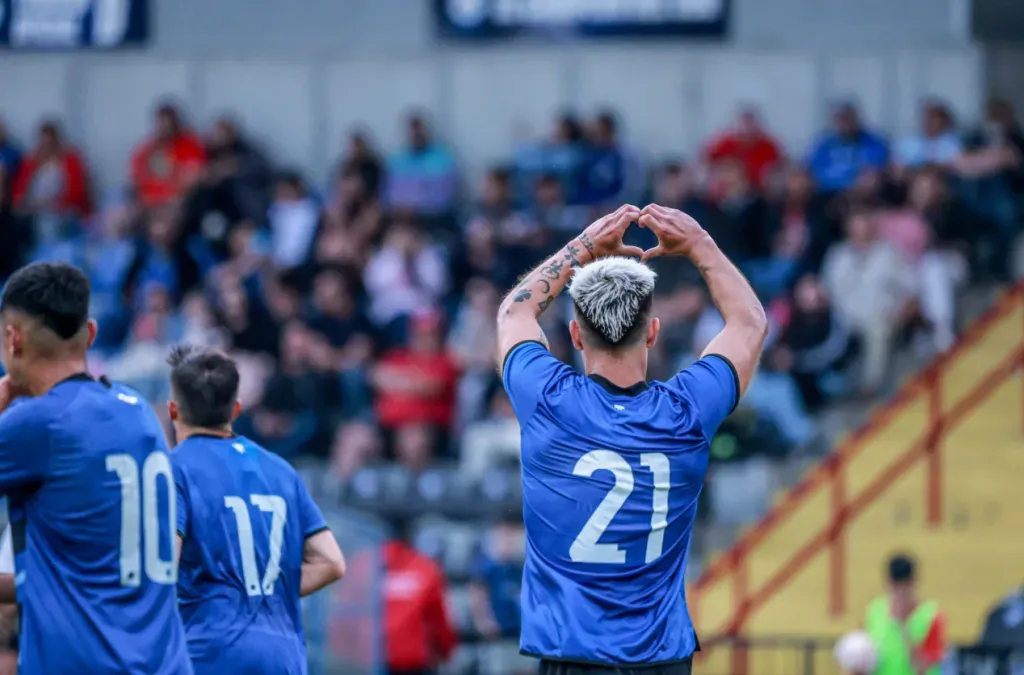 Claudio Torres festeja uno de los tantos ante Naval. (Foto: Huachipato FC).
