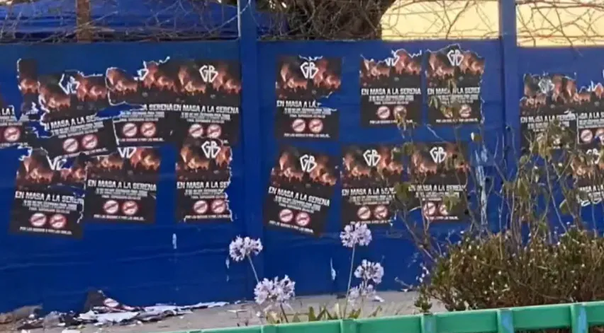 Así amaneció el CDA de la U luego de que hinchas de la Garra Blanca de Colo Colo lo llenaran de amenazas. Foto: Twitter.