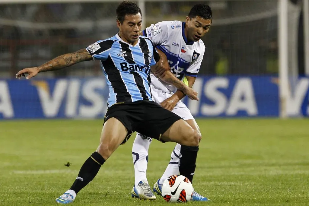 Eduardo Vargas con Gremio ante Huachipato. Aguanta la marca de Lorenzo Reyes. (Photosport).