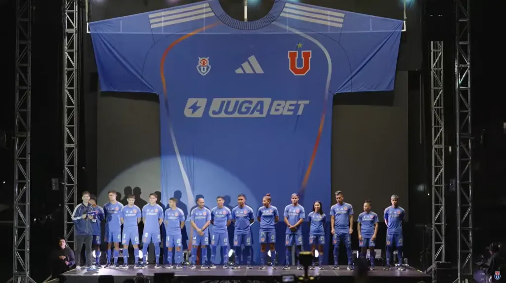La U presentó su camiseta para el 2025 con todos sus refuerzos hasta ahora. Foto: YouTube.