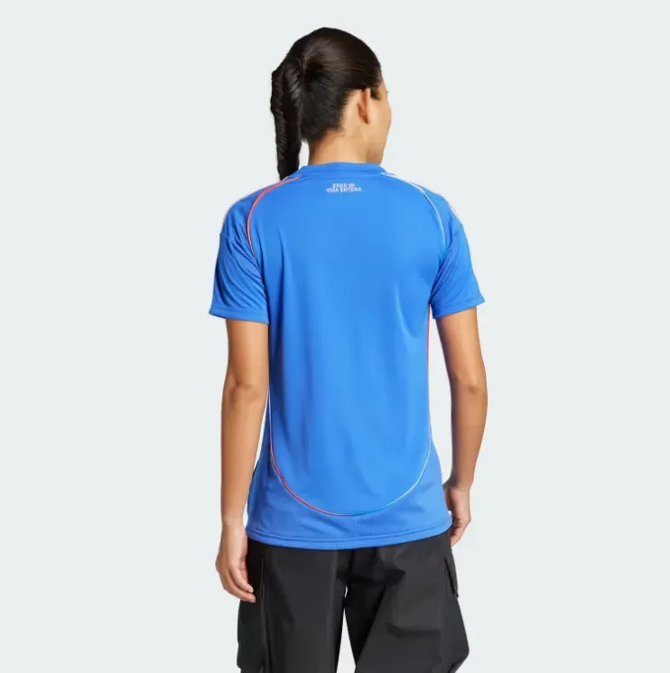 La camiseta de la U para 2025 tiene la frase “Eres mi vida entera”. Foto: adidas.