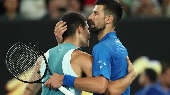 Novak Djokovic y Carlos Alcaraz tras la derrota del español en cuartos del Australian Open – Getty