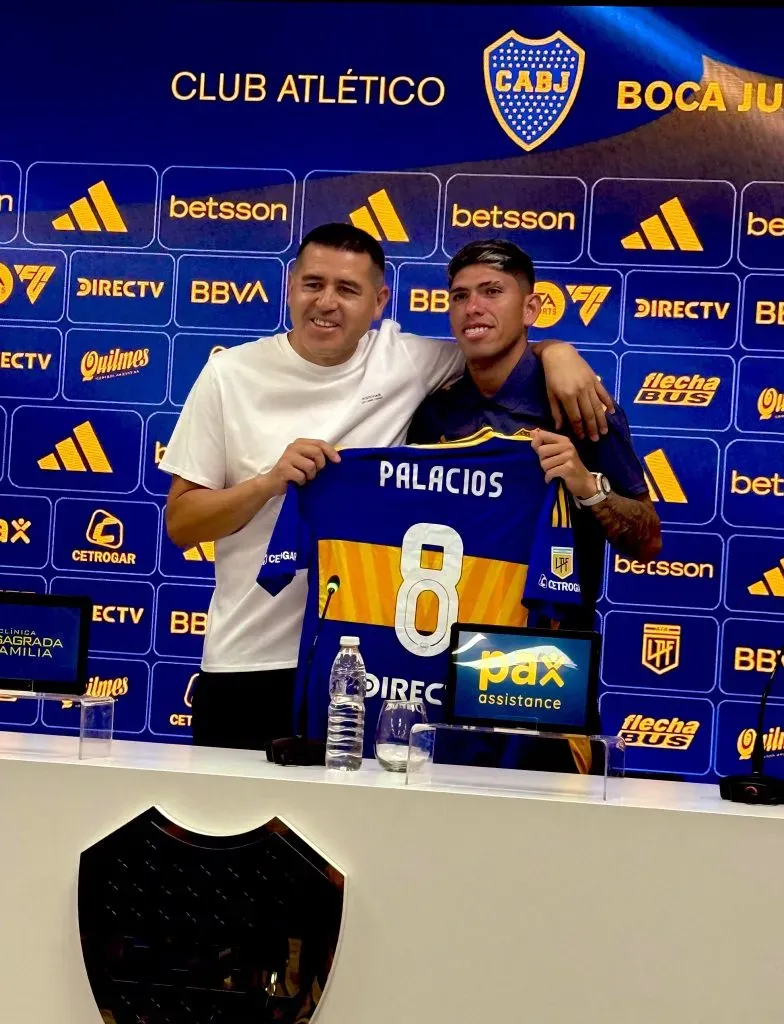 Juan Román Riquelme se deshizo en elogios a Carlos Palacios en Boca Juniors. Foto: Twitter.