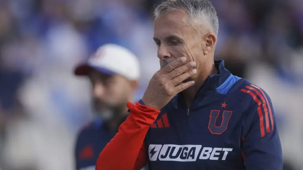 Gustavo Álvarez está complicado con los refuerzos.