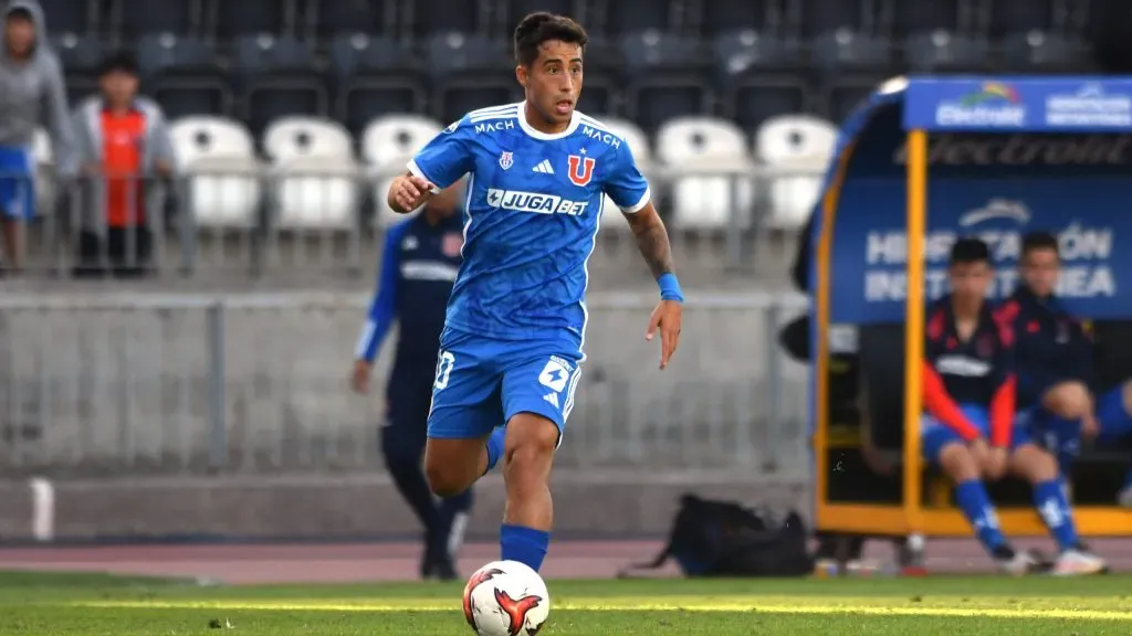 Lucas Assadi se queda sin espacio y algunos ya lo quieren fuera de la U por su bien. Foto: Photosport.