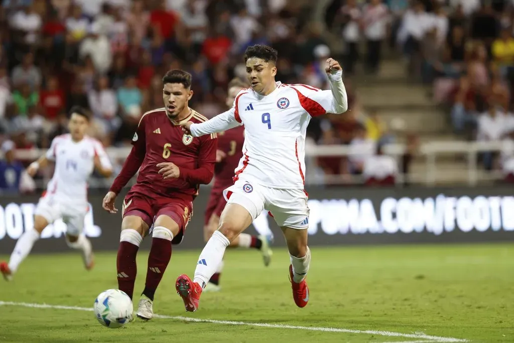 Damián Pizarro jugando por la Sub 20. Foto: Carlos Parra / FFCh