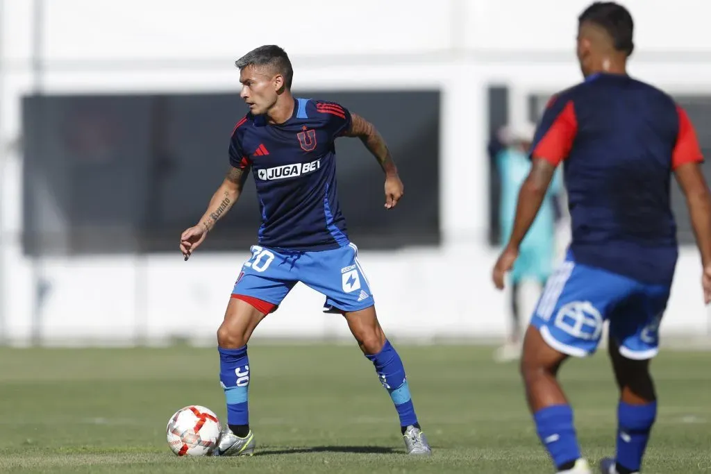 Charles Aránguiz volvió a jugar tras su lesión en este amistoso entre azules y tomateros. | Foto: Universidad de Chile.
