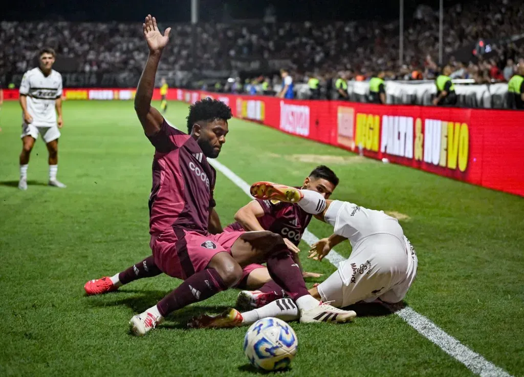 VICENTE LOPEZ, ARGENTINA – JANUARY 25: Miguel Borja (L) and Lucas Martinez Quarta of River Plate compete for the ball with Juan Ignacio Saborido of Platense during a Torneo Apertura Betano 2025 Group B match between Platense and River Plate at Estadio Ciudad de Vicente Lopez on January 25, 2025 in Vicente Lopez, Argentina. (Photo by Marcelo Endelli/Getty Images)