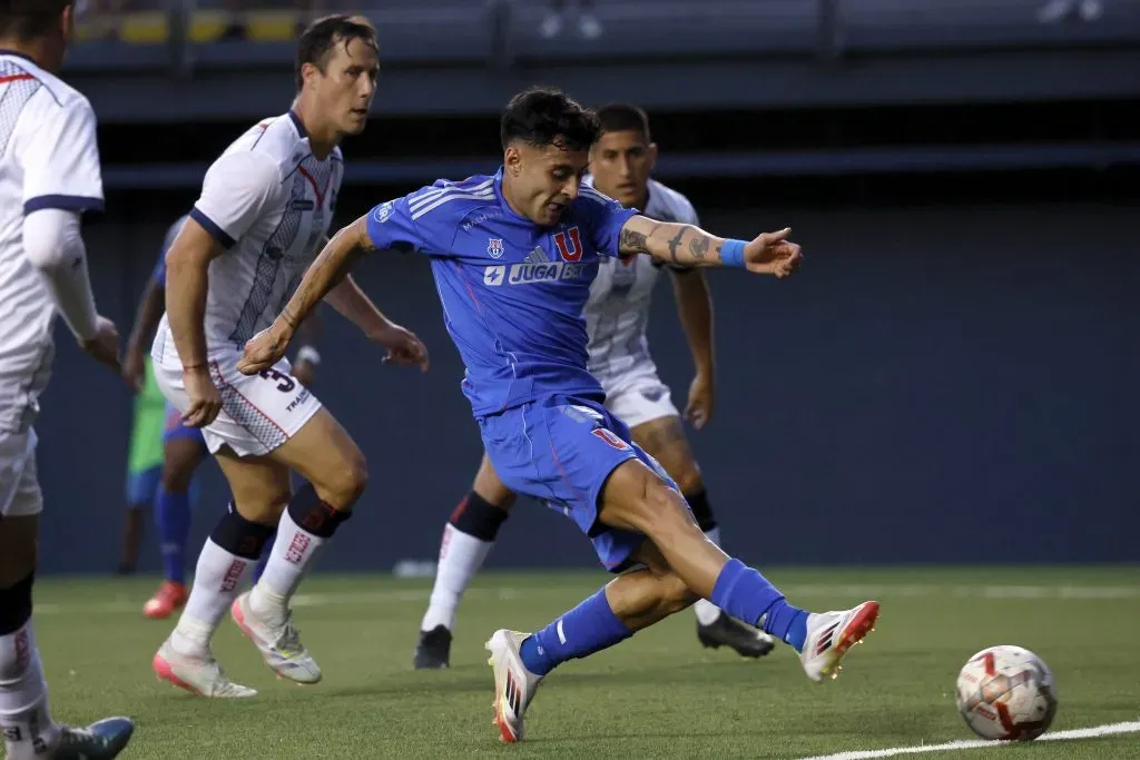 Javier Altamirano tuvo un debut goleador en Universidad de Chile. | Foto: Photosport.