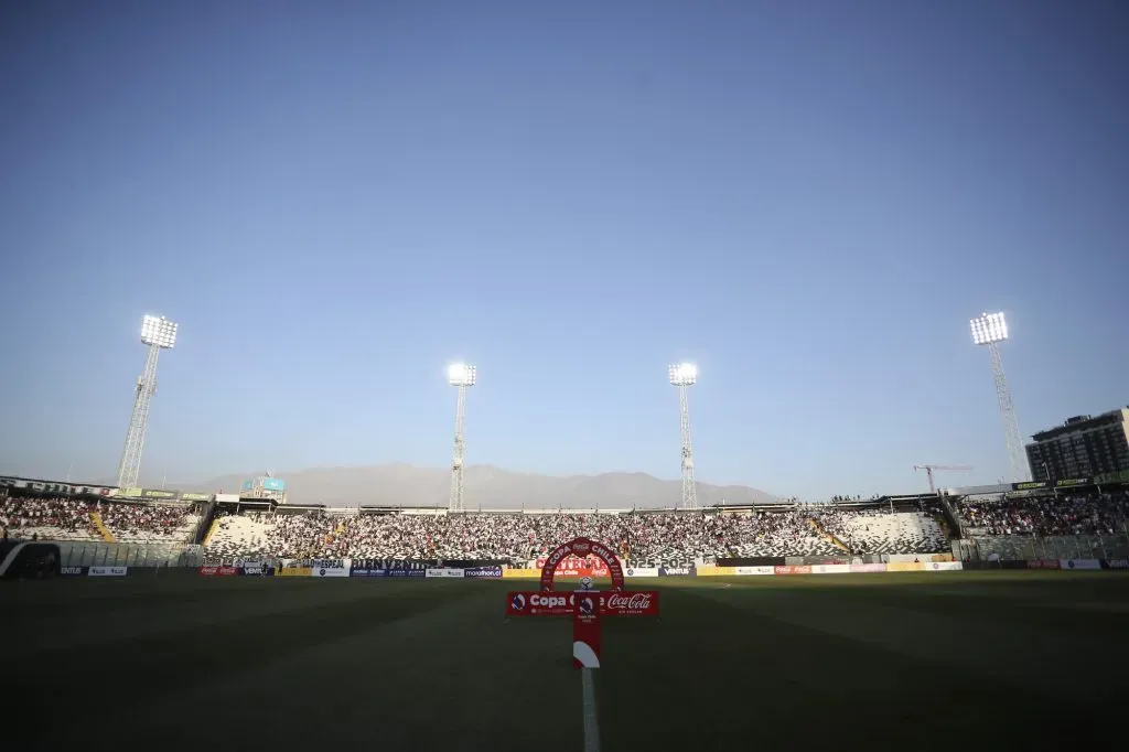 Críticas a Colo Colo por la limpieza del estadio Monumental que perjudica más la experiencia estadio para los hinchas albos.
