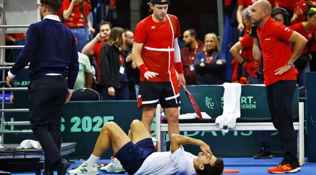 Garín terminó en el suelo tras la agresión recibida por Bergs. Un final de escándalo para el Chile vs Bélgica en Copa Davis. | Foto: Archivo.