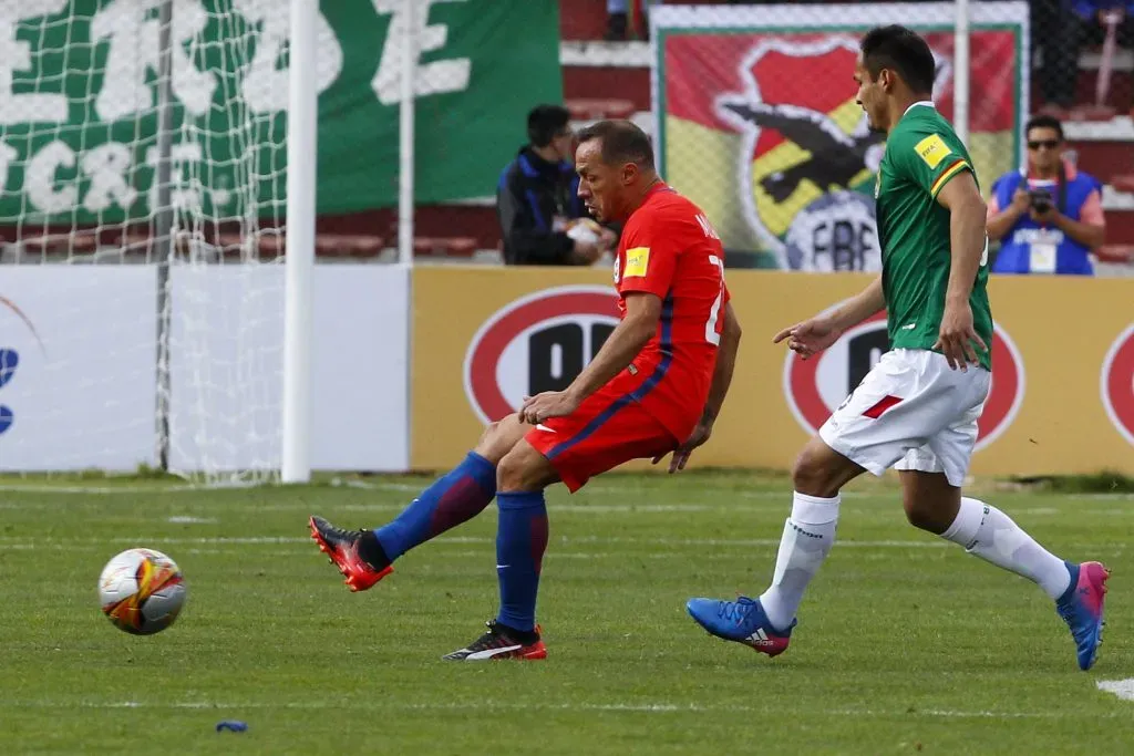 Marcelo Díaz en acción ante Bolivia en 2017. (Ramon Monroy / Photosport).