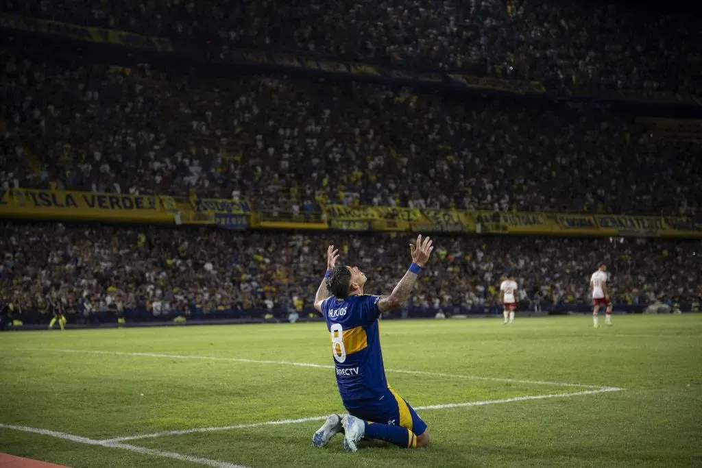 Carlos Palacios celebrando su gol en La Bombonera. Foto: Imago