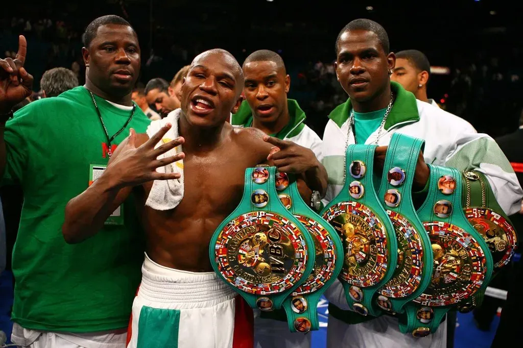 Floyd Mayweather Jr. celebra su victoria contra Oscar De La Hoya con dos miembros en 2007 (Getty Images).