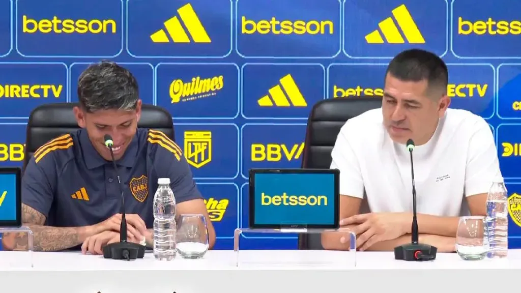 Juan Román Riquelme siguió a Carlos Palacios hasta con sus rivales. Foto: YouTube.