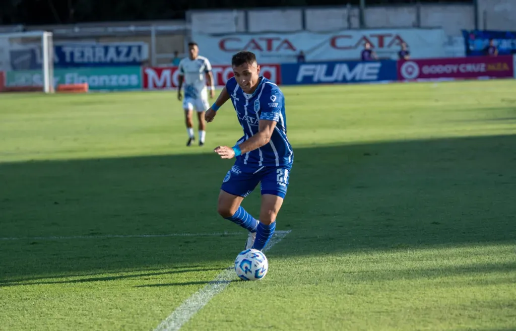 Bastián Yáñez en acción frente a Talleres de Córdoba. (Foto: Godoy Cruz).