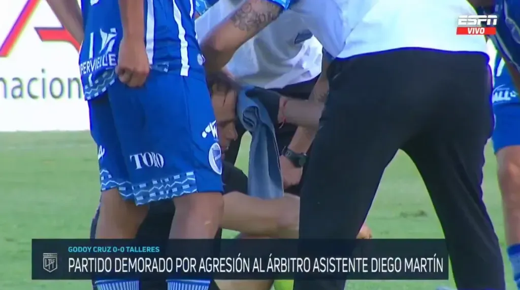 Diego Martín quedó así tras un proyectil que le arrojaron. (Captura Disney+).