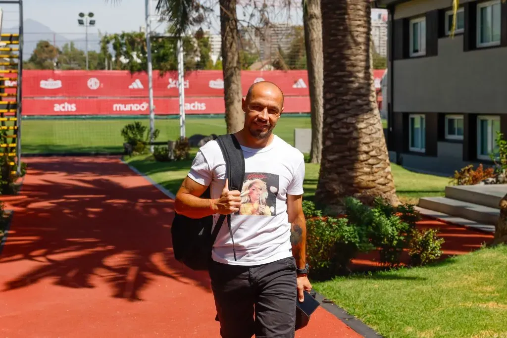 Así llegó Marcelo Díaz a la citación de la selección chilena. Sonriente. (Pepe Alvujar/FPA).