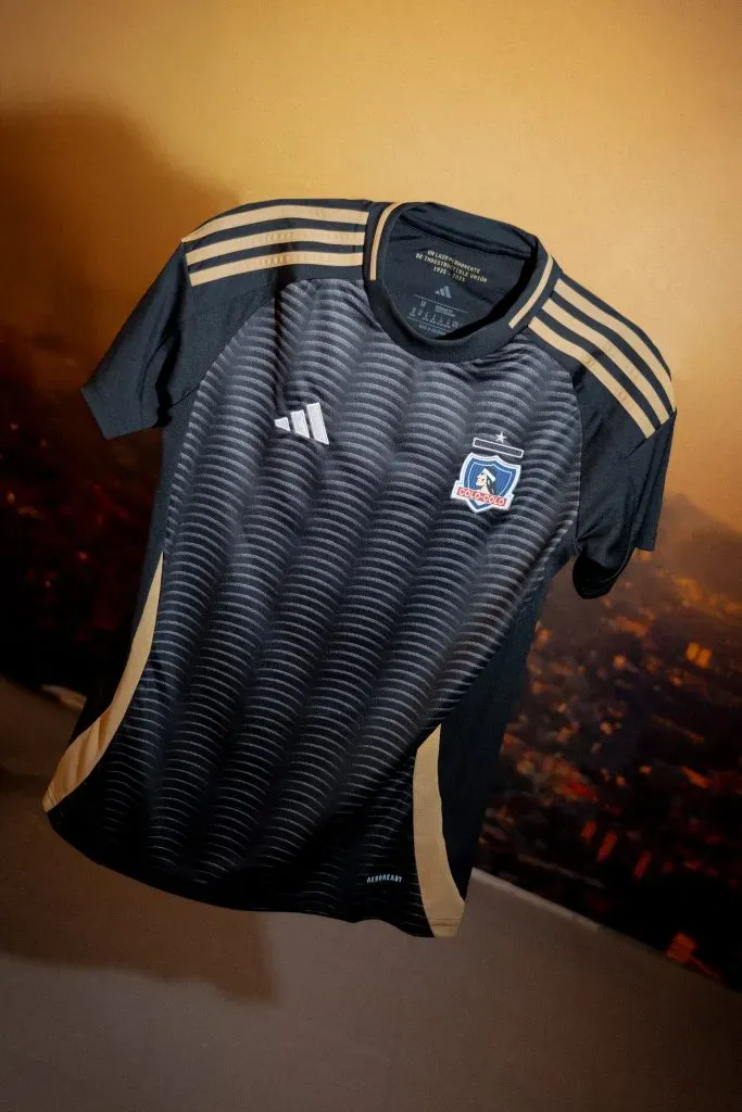 La nueva camiseta de Colo Colo para jugar de visitante en el 2025. | Foto: Adidas.