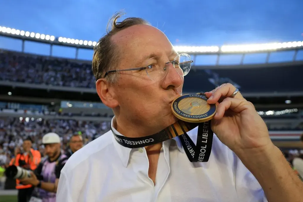John Textor, dueño de Botafogo, celebra con la medalla ganadora de la Copa Libertadores (Getty Images).
